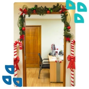 Puerta de oficina decorada con adornos navideños