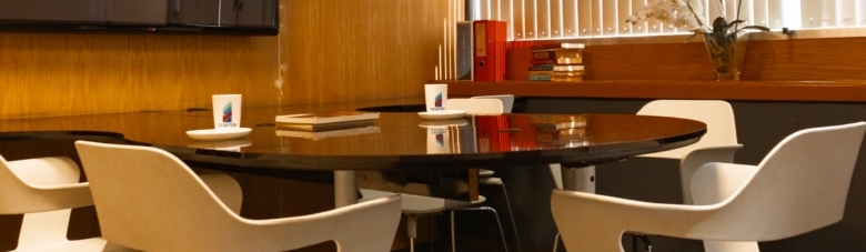 Espacio con colores cálidos, luz natural y elementos decorativos.