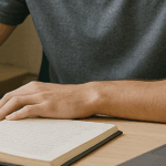 Estudiante universitario de la BUAP estudiando en cubículo moderno con luz natural, este cubilo no es la BUAP.